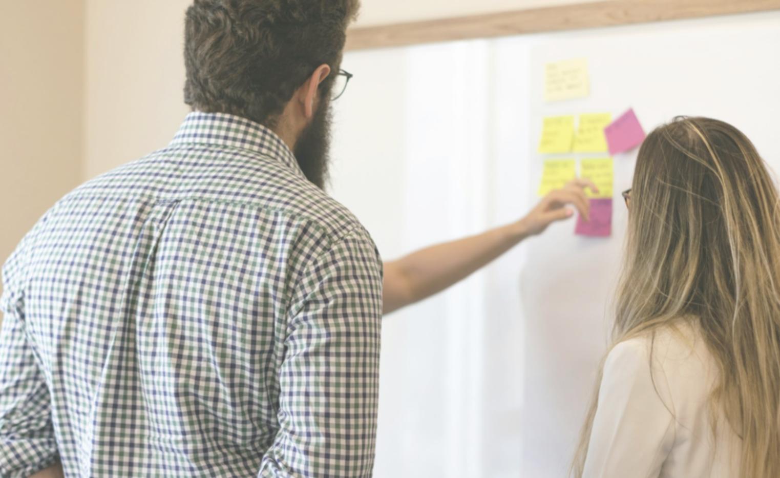 Professionelle Finanzanalyse Workspace mit modernen Tools